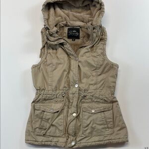 Royalty for me Sherpa Lined Hooded Utility Vest Tan Zip Snap Pockets Womens Sz M